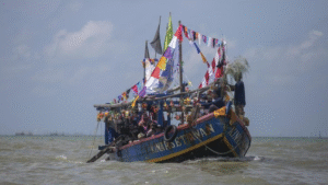 Perahu nelayan tradisional dengan dekorasi warna-warni di perairan Indramayu, Jawa Barat