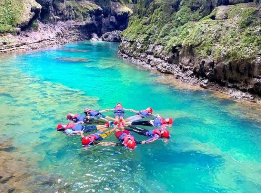 Petualangan body rafting di sungai hijau jernih Green Canyon Pangandaran, Jawa Barat