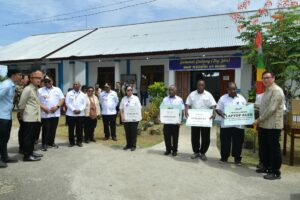 Penyerahan perangkat teknologi dilakukan secara simbolis oleh perwakilan Acer Indonesia kepada pihak SMP Negeri 14 Nuni, Kabupaten Manokwari, Papua Barat